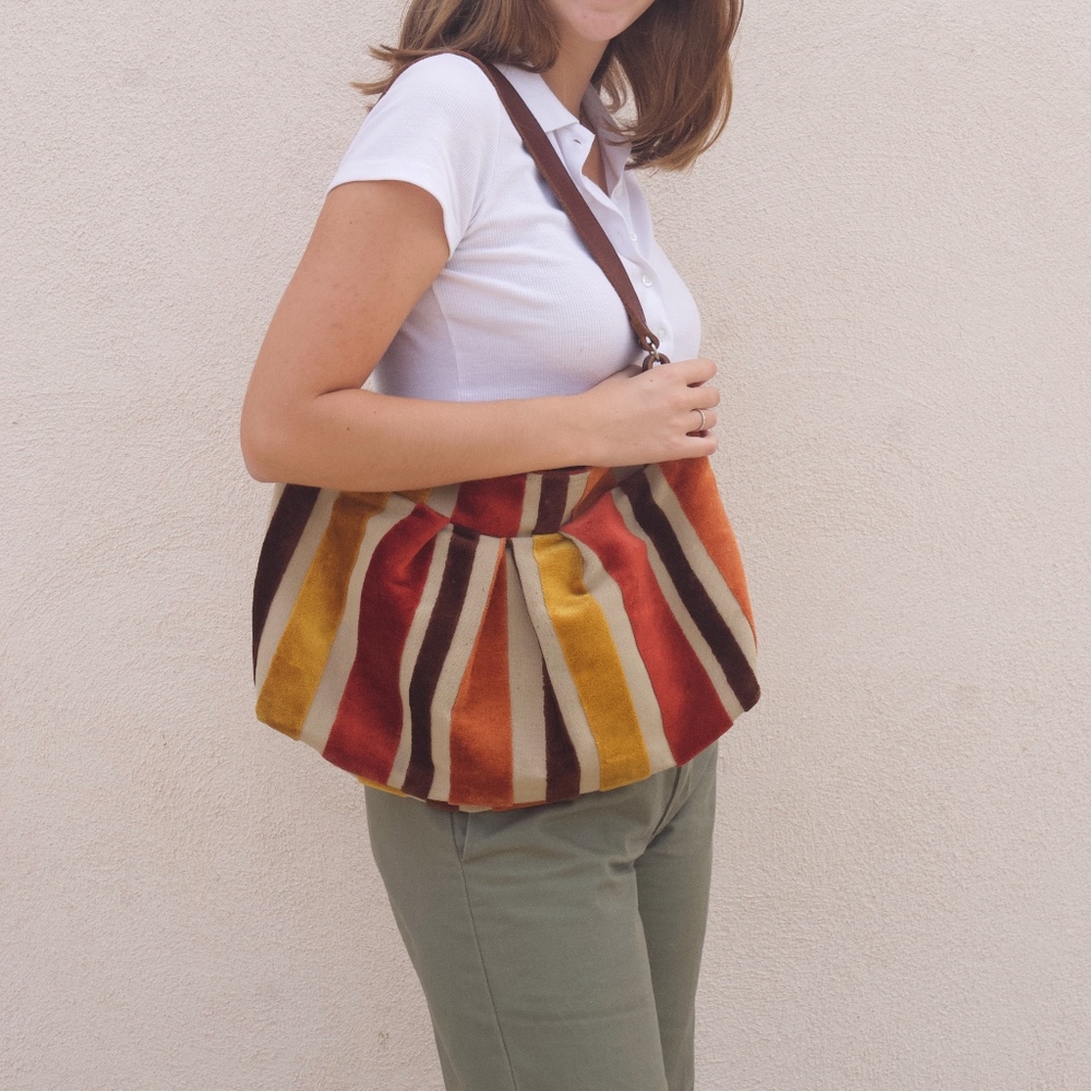 Midi Queen Shoulder Bag